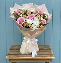 Букет цветов из:  Гвоздики, Орхидеи и Розы в Усть-Бузулукской