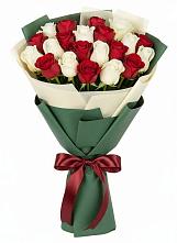 Букет Микс из красных и белых роз в Усть-Бузулукской