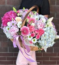 Композиция солнечный день в Усть-Бузулукской Цветочная композиция из Розы, Хризантемы, Пионы и Лизиантусы в корзине в Усть-Бузулукской