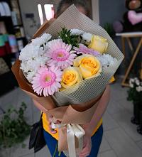 Букет цветов из:  Герберы, Розы и Хризантемы в Усть-Бузулукской