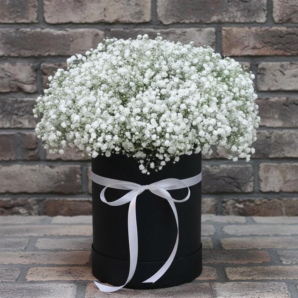 Цветочная композиция из Гипсофила в шляпной коробке в Усть-Бузулукской