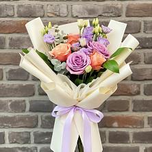 Букет цветов из:  Лизиантусы и Розы в Усть-Бузулукской