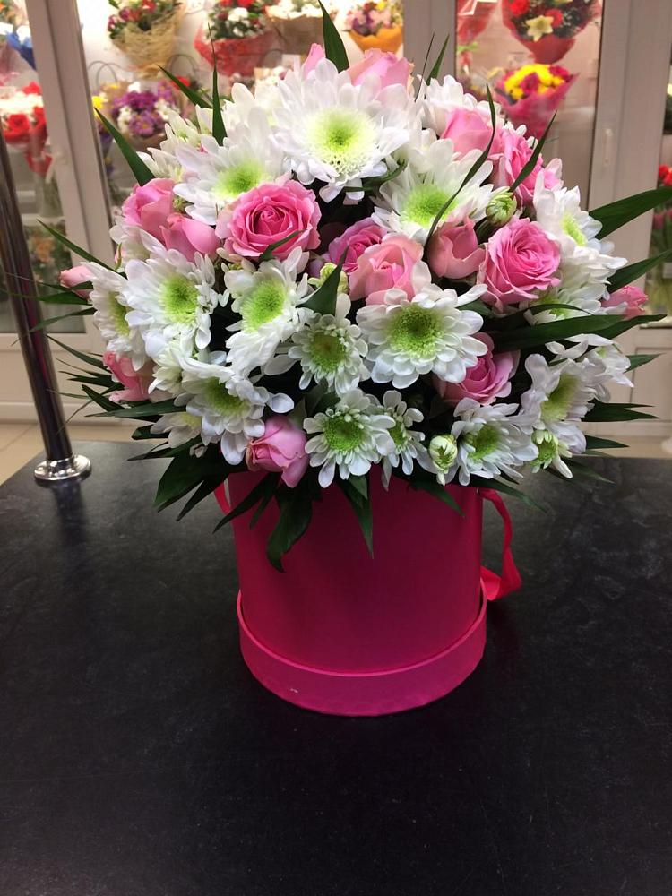 Цветочная композиция из Розы и Хризантемы в шляпной коробке в Усть-Бузулукской