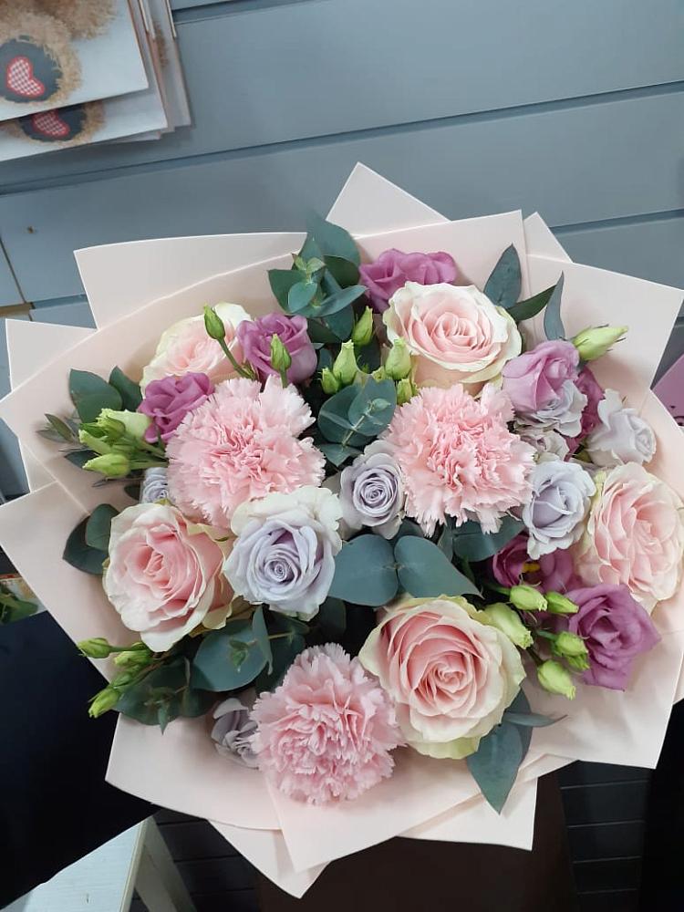 Букет цветов из: Розы, Гвоздики и Лизиантусы в Усть-Бузулукской