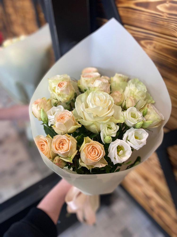 Букет цветов из: Розы и Лизиантусы в Усть-Бузулукской